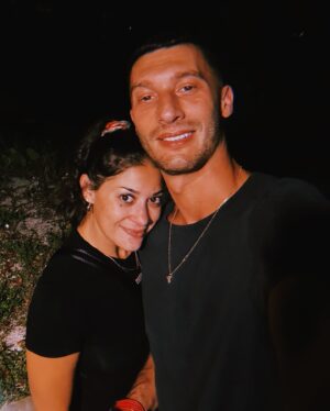 Loren Brovarnik Instagram - After it all, the only thing that matters most 🩷💙🩵🩵💜 
Hug them longer and smile bigger.
#teambrovarnik #thebrovbunch #mishpucha #familyfirst