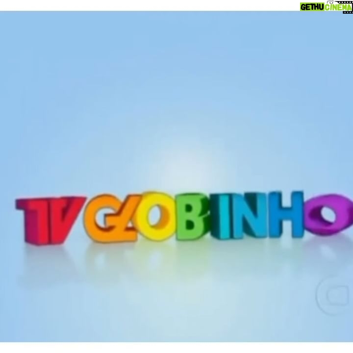 Lorena Comparato - 8.3K Likes - 📺 HOJE É DIA DA TV ✨💐 e eu sou tãooooo GRATA a cada oportunidade que tive na tv brasileira, principalmente pelas histórias que contei e pelas amizades que conquistei ao longo desses anos…
Muita gente não sabe, mas fui apresentadora da TV GLOBINHO… SIM, era eu! “um beijo galerinha!”! Bons tempos da Baby Loló aprendendo como tudo funcionava até chegar na casa dos brasileiros 🥹🫶🏽;
Fiz #PÉNACOVA (essa série maravilhosa de @miguelfalabellareal), aprendi pole dance pra viver a Abigail e tive a honra de trabalhar com tanta gente maravilhosa… salve a grande Dona Marília, a Niana, Rubens e alguns outros que já nos deixaram com saudades.
Minha primeira novela inteira foi #ROCKSTORY… E quantas amizades fiz ao longo desse projeto… aprendi TANTO com essa galera talentosa!!! Vanessa era apaixonada por Diana @alinnemoraes mas acabou namorando Bianca @marivaz ♥️
Em #CIDADEPROIBIDA vivi Dora. Que prazer trabalhar mais uma vez ao lado de Vladimir Brichta nessa série maravilhosa de investigação 😍 Ela era deficiente física - numa época em que vivíamos mais ignorantes sobre questões capacitistas - e foi um desafio enorme interpretar essa personagem!!
Participei de MALHAÇÃO: Vidas Brasileiras… Era um dos meus sonhos desde criança fazer #Malhação, falar com o público jovem e adolescente e eu realizei!!!! A Camila chegou na minha vida e sinto tanta saudade dessa novela direcionada pros jovens…
Depois da Camila, FORMOSA 🔥 chegou! Que presente! Foi demais trabalhar em 3 temporadas de #CINEHOLLIÚDY com um elenco alto astral, engraçado e talentoso. Em todos os trabalhos me diverti demais mas nesse eu podia exagerar na loucura com doideira pq o humor da série permitia que eu fosse muito moleca em frente e por trás das câmeras. Dancei muito, me caracterizava de maneiras inusitadas, subia em cima de telhado… até furar meu olho sem querer nos bastidores eu furei! Sim, essas coisas só acontecem comigo 🤦🏽♀️😂
CONTINUA NOS COMENTÁRIOS ⬇️⬇️⬇️