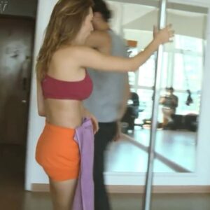 Lorena Comparato Instagram - 📺 HOJE É DIA DA TV ✨💐 e eu sou tãooooo GRATA a cada oportunidade que tive na tv brasileira, principalmente pelas histórias que contei e pelas amizades que conquistei ao longo desses anos… 

Muita gente não sabe, mas fui apresentadora da TV GLOBINHO… SIM, era eu! “um beijo galerinha!”! Bons tempos da Baby Loló aprendendo como tudo funcionava até chegar na casa dos brasileiros 🥹🫶🏽;

Fiz #PÉNACOVA (essa série maravilhosa de @miguelfalabellareal), aprendi pole dance pra viver a Abigail e tive a honra de trabalhar com tanta gente maravilhosa… salve a grande Dona Marília, a Niana, Rubens e alguns outros que já nos deixaram com saudades. 

Minha primeira novela inteira foi #ROCKSTORY… E quantas amizades fiz ao longo desse projeto… aprendi TANTO com essa galera talentosa!!! Vanessa era apaixonada por Diana @alinnemoraes mas acabou namorando Bianca @marivaz ♥️

Em #CIDADEPROIBIDA vivi Dora. Que prazer trabalhar mais uma vez ao lado de Vladimir Brichta nessa série maravilhosa de investigação 😍 Ela era deficiente física - numa época em que vivíamos mais ignorantes sobre questões capacitistas - e foi um desafio enorme interpretar essa personagem!!

Participei de MALHAÇÃO: Vidas Brasileiras… Era um dos meus sonhos desde criança fazer #Malhação, falar com o público jovem e adolescente e eu realizei!!!! A Camila chegou na minha vida e sinto tanta saudade dessa novela direcionada pros jovens…

Depois da Camila, FORMOSA 🔥 chegou! Que presente! Foi demais trabalhar em 3 temporadas de #CINEHOLLIÚDY com um elenco alto astral, engraçado e talentoso. Em todos os trabalhos me diverti demais mas nesse eu podia exagerar na loucura com doideira pq o humor da série permitia que eu fosse muito moleca em frente e por trás das câmeras. Dancei muito, me caracterizava de maneiras inusitadas, subia em cima de telhado… até furar meu olho sem querer nos bastidores eu furei! Sim, essas coisas só acontecem comigo 🤦🏽‍♀️😂

CONTINUA NOS COMENTÁRIOS ⬇️⬇️⬇️