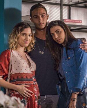 Lorena Comparato Instagram - 📺 HOJE É DIA DA TV ✨💐 e eu sou tãooooo GRATA a cada oportunidade que tive na tv brasileira, principalmente pelas histórias que contei e pelas amizades que conquistei ao longo desses anos… 

Muita gente não sabe, mas fui apresentadora da TV GLOBINHO… SIM, era eu! “um beijo galerinha!”! Bons tempos da Baby Loló aprendendo como tudo funcionava até chegar na casa dos brasileiros 🥹🫶🏽;

Fiz #PÉNACOVA (essa série maravilhosa de @miguelfalabellareal), aprendi pole dance pra viver a Abigail e tive a honra de trabalhar com tanta gente maravilhosa… salve a grande Dona Marília, a Niana, Rubens e alguns outros que já nos deixaram com saudades. 

Minha primeira novela inteira foi #ROCKSTORY… E quantas amizades fiz ao longo desse projeto… aprendi TANTO com essa galera talentosa!!! Vanessa era apaixonada por Diana @alinnemoraes mas acabou namorando Bianca @marivaz ♥️

Em #CIDADEPROIBIDA vivi Dora. Que prazer trabalhar mais uma vez ao lado de Vladimir Brichta nessa série maravilhosa de investigação 😍 Ela era deficiente física - numa época em que vivíamos mais ignorantes sobre questões capacitistas - e foi um desafio enorme interpretar essa personagem!!

Participei de MALHAÇÃO: Vidas Brasileiras… Era um dos meus sonhos desde criança fazer #Malhação, falar com o público jovem e adolescente e eu realizei!!!! A Camila chegou na minha vida e sinto tanta saudade dessa novela direcionada pros jovens…

Depois da Camila, FORMOSA 🔥 chegou! Que presente! Foi demais trabalhar em 3 temporadas de #CINEHOLLIÚDY com um elenco alto astral, engraçado e talentoso. Em todos os trabalhos me diverti demais mas nesse eu podia exagerar na loucura com doideira pq o humor da série permitia que eu fosse muito moleca em frente e por trás das câmeras. Dancei muito, me caracterizava de maneiras inusitadas, subia em cima de telhado… até furar meu olho sem querer nos bastidores eu furei! Sim, essas coisas só acontecem comigo 🤦🏽‍♀️😂

CONTINUA NOS COMENTÁRIOS ⬇️⬇️⬇️