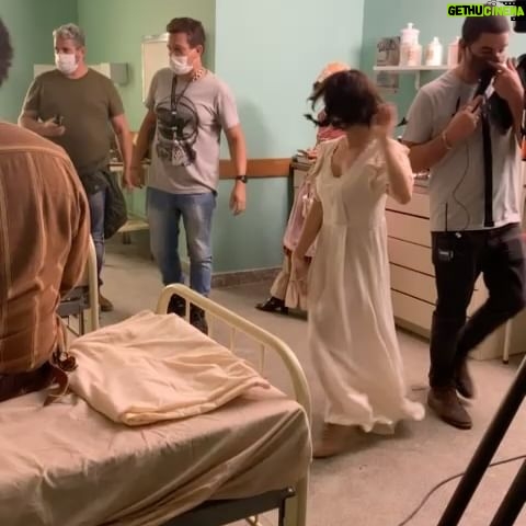 Lorena Comparato - 8.3K Likes - 📺 HOJE É DIA DA TV ✨💐 e eu sou tãooooo GRATA a cada oportunidade que tive na tv brasileira, principalmente pelas histórias que contei e pelas amizades que conquistei ao longo desses anos…
Muita gente não sabe, mas fui apresentadora da TV GLOBINHO… SIM, era eu! “um beijo galerinha!”! Bons tempos da Baby Loló aprendendo como tudo funcionava até chegar na casa dos brasileiros 🥹🫶🏽;
Fiz #PÉNACOVA (essa série maravilhosa de @miguelfalabellareal), aprendi pole dance pra viver a Abigail e tive a honra de trabalhar com tanta gente maravilhosa… salve a grande Dona Marília, a Niana, Rubens e alguns outros que já nos deixaram com saudades.
Minha primeira novela inteira foi #ROCKSTORY… E quantas amizades fiz ao longo desse projeto… aprendi TANTO com essa galera talentosa!!! Vanessa era apaixonada por Diana @alinnemoraes mas acabou namorando Bianca @marivaz ♥️
Em #CIDADEPROIBIDA vivi Dora. Que prazer trabalhar mais uma vez ao lado de Vladimir Brichta nessa série maravilhosa de investigação 😍 Ela era deficiente física - numa época em que vivíamos mais ignorantes sobre questões capacitistas - e foi um desafio enorme interpretar essa personagem!!
Participei de MALHAÇÃO: Vidas Brasileiras… Era um dos meus sonhos desde criança fazer #Malhação, falar com o público jovem e adolescente e eu realizei!!!! A Camila chegou na minha vida e sinto tanta saudade dessa novela direcionada pros jovens…
Depois da Camila, FORMOSA 🔥 chegou! Que presente! Foi demais trabalhar em 3 temporadas de #CINEHOLLIÚDY com um elenco alto astral, engraçado e talentoso. Em todos os trabalhos me diverti demais mas nesse eu podia exagerar na loucura com doideira pq o humor da série permitia que eu fosse muito moleca em frente e por trás das câmeras. Dancei muito, me caracterizava de maneiras inusitadas, subia em cima de telhado… até furar meu olho sem querer nos bastidores eu furei! Sim, essas coisas só acontecem comigo 🤦🏽♀️😂
CONTINUA NOS COMENTÁRIOS ⬇️⬇️⬇️