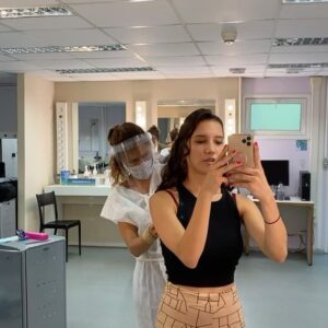 Lorena Comparato Instagram - 📺 HOJE É DIA DA TV ✨💐 e eu sou tãooooo GRATA a cada oportunidade que tive na tv brasileira, principalmente pelas histórias que contei e pelas amizades que conquistei ao longo desses anos… 

Muita gente não sabe, mas fui apresentadora da TV GLOBINHO… SIM, era eu! “um beijo galerinha!”! Bons tempos da Baby Loló aprendendo como tudo funcionava até chegar na casa dos brasileiros 🥹🫶🏽;

Fiz #PÉNACOVA (essa série maravilhosa de @miguelfalabellareal), aprendi pole dance pra viver a Abigail e tive a honra de trabalhar com tanta gente maravilhosa… salve a grande Dona Marília, a Niana, Rubens e alguns outros que já nos deixaram com saudades. 

Minha primeira novela inteira foi #ROCKSTORY… E quantas amizades fiz ao longo desse projeto… aprendi TANTO com essa galera talentosa!!! Vanessa era apaixonada por Diana @alinnemoraes mas acabou namorando Bianca @marivaz ♥️

Em #CIDADEPROIBIDA vivi Dora. Que prazer trabalhar mais uma vez ao lado de Vladimir Brichta nessa série maravilhosa de investigação 😍 Ela era deficiente física - numa época em que vivíamos mais ignorantes sobre questões capacitistas - e foi um desafio enorme interpretar essa personagem!!

Participei de MALHAÇÃO: Vidas Brasileiras… Era um dos meus sonhos desde criança fazer #Malhação, falar com o público jovem e adolescente e eu realizei!!!! A Camila chegou na minha vida e sinto tanta saudade dessa novela direcionada pros jovens…

Depois da Camila, FORMOSA 🔥 chegou! Que presente! Foi demais trabalhar em 3 temporadas de #CINEHOLLIÚDY com um elenco alto astral, engraçado e talentoso. Em todos os trabalhos me diverti demais mas nesse eu podia exagerar na loucura com doideira pq o humor da série permitia que eu fosse muito moleca em frente e por trás das câmeras. Dancei muito, me caracterizava de maneiras inusitadas, subia em cima de telhado… até furar meu olho sem querer nos bastidores eu furei! Sim, essas coisas só acontecem comigo 🤦🏽‍♀️😂

CONTINUA NOS COMENTÁRIOS ⬇️⬇️⬇️