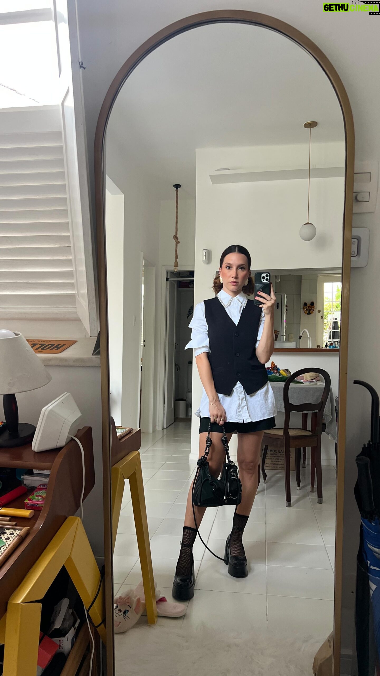 Lorena Comparato - 5.6K Likes - QUE XOU DA XUXA É ESSE? 😂 @xuxameneghel @paty.botafogo @rockinrio 🎸🤘🏽
To aqui curtindo o #rockinrio no estande @globoplay e não consigo tirar esse áudio do doc das Paquitas da cabeça HAHHAHAHAHAHAHAHAHAH
@multishow @canalbis
@tvglobo @somosglobo
#RockinRioNoGloboplay
#RockinRionoMultishow
#GlôNoRockinRio