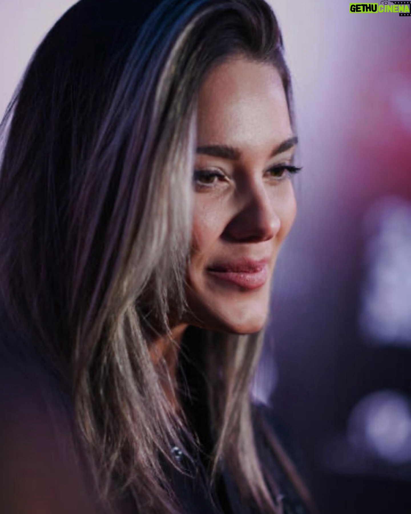Lorena Gómez - 3.4K Likes - Mama, hoy es uno de esos días que guardaré en mi memoria para siempre. No puedo evitar pensar que todo esto te lo contaría abrazándote y con una felicidad enorme si estuvieras aquí. Sé que, desde donde estés, sigues conmigo, haciendo horas extras para verme cumplir mis sueños y ser feliz.
Gracias por darme la fuerza, el coraje y la ilusión de seguir adelante. Gracias por ser mi guía, por no dejarme rendir y por acompañarme en cada paso, aunque no pueda verte.
Cada logro, cada pequeño paso, es por y para ti.
Te echo tantísimo de menos, pero al mismo tiempo te siento tan cerca ❤️🩹
Te amo ✨