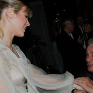 Lorie Pester Instagram - Aujourd’hui, le cinéma perd un grand Monsieur. 
J’ai eu la chance inestimable de tourner aux côtés d’Alain Delon, un homme au charisme unique. 
Travailler avec lui a été un honneur, une expérience gravée à jamais dans mon cœur. 
Alain avait cette aura, cette passion qui transperçait l’écran et les âmes de tous ceux qui l’approchaient.

Merci, Alain, pour ton talent, ta générosité, tous tes bons conseils et ces moments partagés qui resteront éternels. Repose en paix. 🌹 

#alaindelon