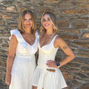 Lucía Gil Instagram - Mi santa madre🤍 (o mi otra hermana…da el pego la tía)
