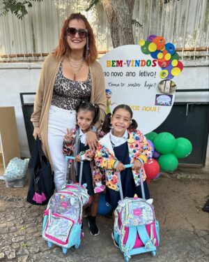 Luciana Abreu Instagram - O 1° dia de escola, na melhor de todas, onde se brinda diariamente aos valores universais. Obrigada @externato_eduarda_maria 
Boa sorte amores da minha vida @lucynettes . Que Deus vos brinde com a sabedoria e felicidade. ♥️🙏🏼