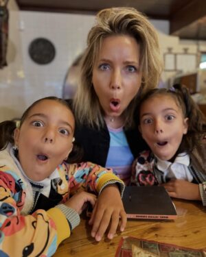 Luciana Abreu Instagram - O 1° dia de escola, na melhor de todas, onde se brinda diariamente aos valores universais. Obrigada @externato_eduarda_maria 
Boa sorte amores da minha vida @lucynettes . Que Deus vos brinde com a sabedoria e felicidade. ♥️🙏🏼