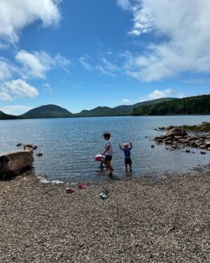 Lucie Šafářová Instagram - White Mountain & Acadia National Park! 🌲🌸
Další dvě destinace za námi! Musím říct, že prostornost a vybavenost kempů je super! Není přeplněno a člověk má i soukromí. Moc se nám líbí KOA, ale Wild Acadia resort měl i aquapark, skákací trampolíny a hodně atrakcí pro děti! Tak teď hurá do Kanady! 
Jeskyně Lost River Gorge ✅ Polar caver✅ Adrenaline lanový park✅ Jízda hasičským vozem✅Bazén✅ Clarks Bears park✅ jízda zážitkovýn vlakem✅ Legoland✅ Boston✅Sand Beach Acadia✅ na kole okolo Eagle lake ✅ Thunder Hole✅ Cadillac mountain top ✅ Lobster roll✅ Bar Harbour city✅ Aquapark✅ Trapolíny✅ giant Jenga game✅ špekáčky a marshmallow na ohni✅ 
#adventure #usa #natureroadtrip #rvlife #kemping 

@tomasplekanec