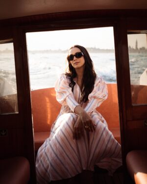Lucrezia Guidone Instagram - Postcards from Venice 🫶🏻

Make up @armanibeauty 
@fulviatellone @simonebelliagency @simonebellireal 

Hair @cotrilspa 

Abito @etro 

@giannichiffi 
@wannabemgmt

@phabiosphoto_