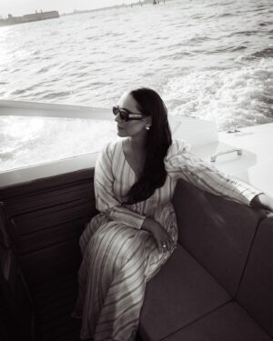 Lucrezia Guidone Instagram - Postcards from Venice 🫶🏻

Make up @armanibeauty 
@fulviatellone @simonebelliagency @simonebellireal 

Hair @cotrilspa 

Abito @etro 

@giannichiffi 
@wannabemgmt

@phabiosphoto_