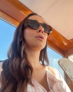 Lucrezia Guidone Instagram - Postcards from Venice 🫶🏻

Make up @armanibeauty 
@fulviatellone @simonebelliagency @simonebellireal 

Hair @cotrilspa 

Abito @etro 

@giannichiffi 
@wannabemgmt

@phabiosphoto_