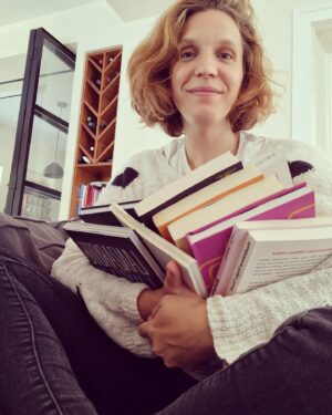 Luísa Sobral Instagram - 37 e os presentes que os meus amigos me deram 🥰

Com 36 escrevi o meu segundo livro infantil e andei pelas escolas e livrarias a partilhá-lo, produzi o disco do @luis.trigacheiro , dei concertos em Portugal e lá fora ( fui à Coreia do Sul pela primeira vez), fiz dois retiros de escrita de canções, escrevi canções para outros, dei voz a um rinoceronte num filme de animação, estreei-me no mundo das crónicas e fiz algo que sonhava fazer há muitos anos, sendo que ainda não vos posso contar o que é 🤭  Tudo isto no intervalo de manter uma casa com 4 crianças, 4 cães, 8 galinhas, 2 galos, 2 cabras, 1 bode e uma ovelha. Que vida tão bonita esta que me calhou ❤️
Talvez tire os 37 para descansar, ou talvez não 🤔