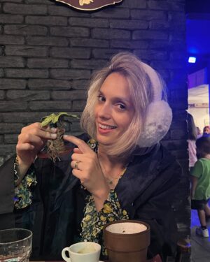 Luiza Grigorova Instagram - Весела, която днес празнуваме и, която преди малко се е заканила, че хубави снимки няма да качи, ме провокира и аз да кача едни не перфектни снимки от едно чудно пътуване в Рим. Това сме ние - без излишни преструвки, без филтър, без претенция. Обичаме си Хари Потър повече от много неща в тоя живот, обичаме сладолед, обичаме Италия ❤️ Наздраве за още много такива преживявания и за НЕЯ. @vsevesela