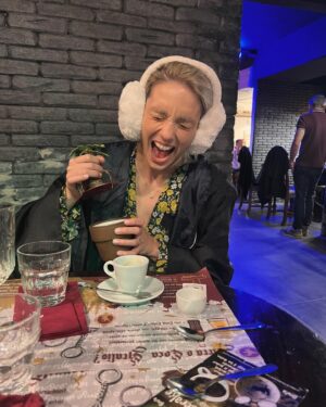 Luiza Grigorova Instagram - Весела, която днес празнуваме и, която преди малко се е заканила, че хубави снимки няма да качи, ме провокира и аз да кача едни не перфектни снимки от едно чудно пътуване в Рим. Това сме ние - без излишни преструвки, без филтър, без претенция. Обичаме си Хари Потър повече от много неща в тоя живот, обичаме сладолед, обичаме Италия ❤️ Наздраве за още много такива преживявания и за НЕЯ. @vsevesela
