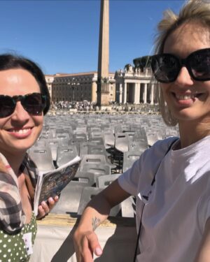Luiza Grigorova Instagram - Весела, която днес празнуваме и, която преди малко се е заканила, че хубави снимки няма да качи, ме провокира и аз да кача едни не перфектни снимки от едно чудно пътуване в Рим. Това сме ние - без излишни преструвки, без филтър, без претенция. Обичаме си Хари Потър повече от много неща в тоя живот, обичаме сладолед, обичаме Италия ❤️ Наздраве за още много такива преживявания и за НЕЯ. @vsevesela