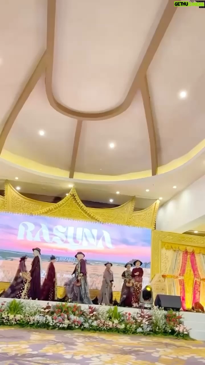 Lulu Zakaria - 1.2K Likes - from preparation to the moment of the extraordinary performance🥰
Terima kasih sedalam-dalamnya aku ucapkan kepada semua teman-temanku tersayang yang membantu berjalannya fashion show yang bertemakan ✨RASUNA✨di HUT Limpapeh tahun ini, tentunya semuanya pada cantik-cantik banget yang dibaluti oleh desain baju dari Sun Summit by Rizarozana
@vienstasman
@novamarlis
@luluzakaria70
@merry_biyantie
@rannykamiko
@rithahassanofficial
@armi.huzaimi4
@chan.cer
@rglimpapeh