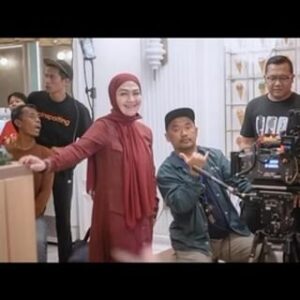 Lulu Zakaria Instagram - Bismillah Berkarya di @filmsamawa nya @id.travelstories bersama @ganankdera_tsf yg multitalented writer , director , cameramen 🎬🎥📹💻 so amazing 😍 MasyaaAllah Tabarakallah 
semoga hasil nya terbaik yg bisa diterima penonton dan sukses Aamiin Ya Allahuma Aamiin 

“ Niat Baikmu Insyaa ALLAH jadi Jalan  Keberkahan”
💻Pesan Bude ..YURA harus kuat 
  YURA harus Bahagia ❤️

#allahumabarik
#bismillah 
#filmsamawa 
#travelstories
#berkaryakembali
#lancarsukses
#filmindonesia 
#cintafilmindonesia 
#alhamdulillah 
#masyaaallahtabarakallah 

🧥 by @chintamiofficial 
hijab by @elzattahijab @hsr_syari 
Terima kasih tuk @javaheritagehotel
@id.travelstories & Mas @ganankdera_tsf 
@sani.b.krisna @adit_cepot and all crew yg luar biasa MasyaaAllah 
see you next project