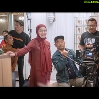 Lulu Zakaria - 228 Likes - Bismillah Berkarya di @filmsamawa nya @id.travelstories bersama @ganankdera_tsf yg multitalented writer , director , cameramen 🎬🎥📹💻 so amazing 😍 MasyaaAllah Tabarakallah
semoga hasil nya terbaik yg bisa diterima penonton dan sukses Aamiin Ya Allahuma Aamiin
“ Niat Baikmu Insyaa ALLAH jadi Jalan Keberkahan”
💻Pesan Bude ..YURA harus kuat
YURA harus Bahagia ❤️
#allahumabarik
#bismillah
#filmsamawa
#travelstories
#berkaryakembali
#lancarsukses
#filmindonesia
#cintafilmindonesia
#alhamdulillah
#masyaaallahtabarakallah
🧥 by @chintamiofficial
hijab by @elzattahijab @hsr_syari
Terima kasih tuk @javaheritagehotel
@id.travelstories & Mas @ganankdera_tsf
@sani.b.krisna @adit_cepot and all crew yg luar biasa MasyaaAllah
see you next project