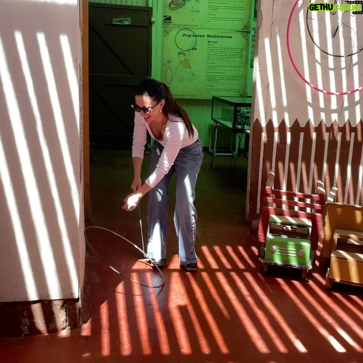 Luz Valdivieso - 6.3K Likes - Parto este carrusel con una foto mía solo para atraer tu atención…
Y porque no sé por dónde empezar..
Quizás el desierto. La Pampa infinita y sobrecogedora. El sol que abraza.
Lugares que parecen detenidos en el tiempo. Un tiempo que fue mejor. Pero que conserva su prestancia.
Personas. Personas maravillosas que parecen de antaño pero que tienen alma de niños.
Y quizás lo más potente. El orgullo de esta Pampa y de su gente.
Una Pampa que atrapa y enamora.
Sólo puedo agradecer la invitación a conocer María Elena y la historia del hombre que más sabía de caliche en el mundo.
Gracias @memoriacreativa y @eventos_sqm_ynv
(Compartiré más fotos en mis historias por si quieren verlas) museodeljuguetepampino