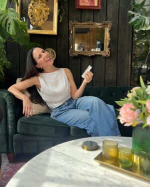 Luz Valdivieso Instagram - Sin duda la juventud se lleva en el alma y en la actitud. ¿Pero cuántas veces hemos querido
revertir el paso del tiempo en nuestra piel? Y que se refleje esa misma juventud que seguimos sintiendo por dentro, aunque nuestra edad no diga el mismo numero cronológico. 

Quiero contarles que gracias a Eucerin es posible revertir 10 signos del envejecimiento en solo 4 semanas, con su serum Hyaluron filler Epigenetic con Epicelline. 
Ese producto secreto que les conté que iba a probar en mi piel, lo llevo usando casi dos semanas y los cambios son de ALTO impacto. ¡Les recomiendo probarlo totalmente! 
Y claro que lo encuentran de forma exclusiva, en Cruz Verde, en su página web, app y sus más de 750 locales a lo largo de Chile.     #publicidad #farmaciascruzverde #Eucerin #dermoxpert
@farmaciascruzverdechile
@eucerincl