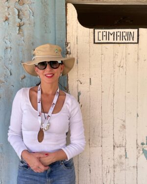 Luz Valdivieso Instagram - Parto este carrusel con una foto mía solo para atraer tu atención… 
Y porque no sé por dónde empezar.. 
Quizás el desierto. La Pampa infinita y sobrecogedora. El sol que abraza. 
Lugares que parecen detenidos en el tiempo. Un tiempo que fue mejor. Pero que conserva su prestancia. 
Personas. Personas maravillosas que parecen de antaño pero que tienen alma de niños. 
Y quizás lo más potente. El orgullo de esta Pampa y de su gente. 
Una Pampa que atrapa y enamora. 

Sólo puedo agradecer la invitación a conocer María Elena y la historia del hombre que más sabía de caliche en el mundo. 
Gracias @memoriacreativa y @eventos_sqm_ynv

(Compartiré más fotos en mis historias por si quieren verlas) museodeljuguetepampino