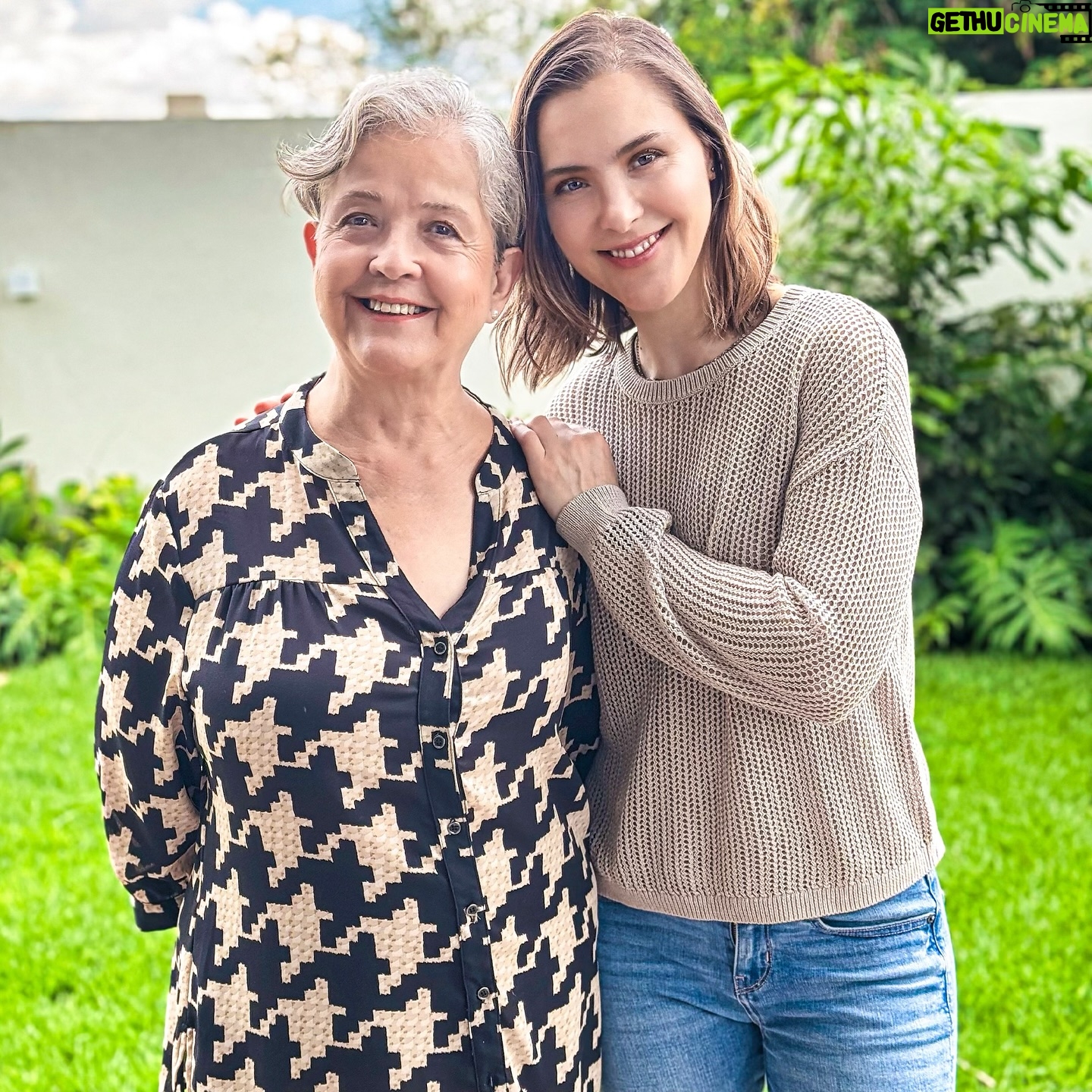 Lynda Thomas - 4.9K Likes - Mi madre y yo tenemos muchas historias que contar.
En este maravilloso viaje, nos hemos acompañado en algunas tormentas y en otras ocasiones, hemos reído estrenduosamente celebrando estar vivas.
Alguna vez, yo estuve ahí cuando el corazón se le ahogaba y la brújula la mantenía dando círculos.
En otro momento, cuando otros me dieron por muerta, ella junto con aquellos que me aman, me mantuvo en vida hasta que me germinaron nuevas flores.
Ahí estuvo cuando Noah (mi hijo) se asomó al mundo y a mi me tocó cuidarla en un cuarto de hospital mientras ella le ganaba la guerra al maldito cáncer.
Es cierto, somos muy diferentes y al mismo tiempo, no puedo negar que soy su hija.
Al final del día, somos lo que hemos vivido, las cicatrices que nos recuerdan batallas de otros tiempos, nuestros padres, nuestros amigos y nuestros hijos.
Somos nuestros errores y nuestros aciertos, lo que nunca nos atrevimos a intentar , nuestra fe y la fantástica idea de que mañana será mucho mejor que hoy.
Fnalmente, somos el amor que recibimos y el amor que damos.
Por eso hoy que es su cumpleaños, la celebro con el corazón en la mano.
Happy b-day Mom!
#mom #love #family #mamá #cumpleaños #bday
