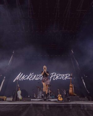 MacKenzie Porter Instagram - Im obsessed with you Montreal 🤩 @lassomtl yall SHOWED up!!! 

📷 @b.f.media