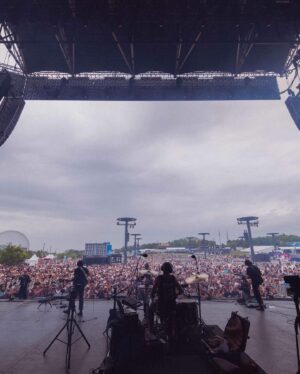 MacKenzie Porter Instagram - Im obsessed with you Montreal 🤩 @lassomtl yall SHOWED up!!! 

📷 @b.f.media