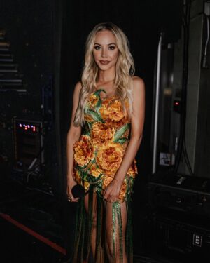 MacKenzie Porter Instagram - Last night we won FEMALE ARTIST OF THE YEAR at the @ccmaofficial awards!!! I say “we” cuz my whole team and family have been working towards this for years and years!! You all know who you are 🫶🏻I love you guys so so damn much. There are so many amazing women in country music and I’m really REALLY proud to be one of them. How fitting the first time I win “female” is the year I became a mom to a lil girl. Thank you guys for letting me live my dream 🙏🏻 gonna go cry now 

📸 @jessica.hood 
Glam @theisarosa 
Stylist @kristaroser 
@clairetjohnson 

@bigloud 🙏🏻🙏🏻🙏🏻