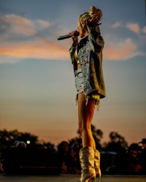MacKenzie Porter Instagram - Springfield!!! You and that sunset really showed up for us last night. 🤗

📷 @jessica.hood