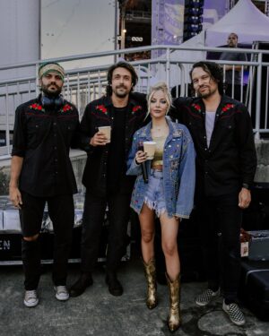 MacKenzie Porter Instagram - Springfield!!! You and that sunset really showed up for us last night. 🤗

📷 @jessica.hood