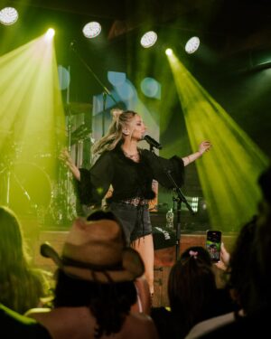 MacKenzie Porter Instagram - Night one of CCMAs with @siriusxmcanada!! And all my homies showed up!! Thank you for singing with us Edmonton 🫶🏻

📸  @jessica.hood