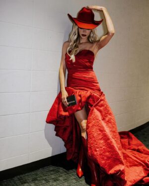 MacKenzie Porter Instagram - Big @thomasrhettakins fan! 🙌🏻

@ccmaofficial
📸 @jessica.hood 
Glam @theisarosa 
Stylist @kristaroser 
@clairetjohnson 
@lakelyncrawford
