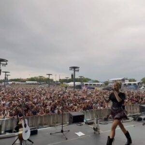 MacKenzie Porter Instagram - Im obsessed with you Montreal 🤩 @lassomtl yall SHOWED up!!! 

📷 @b.f.media