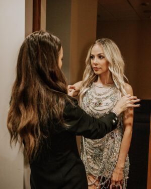 MacKenzie Porter Instagram - Big @thomasrhettakins fan! 🙌🏻

@ccmaofficial
📸 @jessica.hood 
Glam @theisarosa 
Stylist @kristaroser 
@clairetjohnson 
@lakelyncrawford
