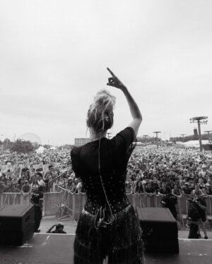 MacKenzie Porter Instagram - Im obsessed with you Montreal 🤩 @lassomtl yall SHOWED up!!! 

📷 @b.f.media