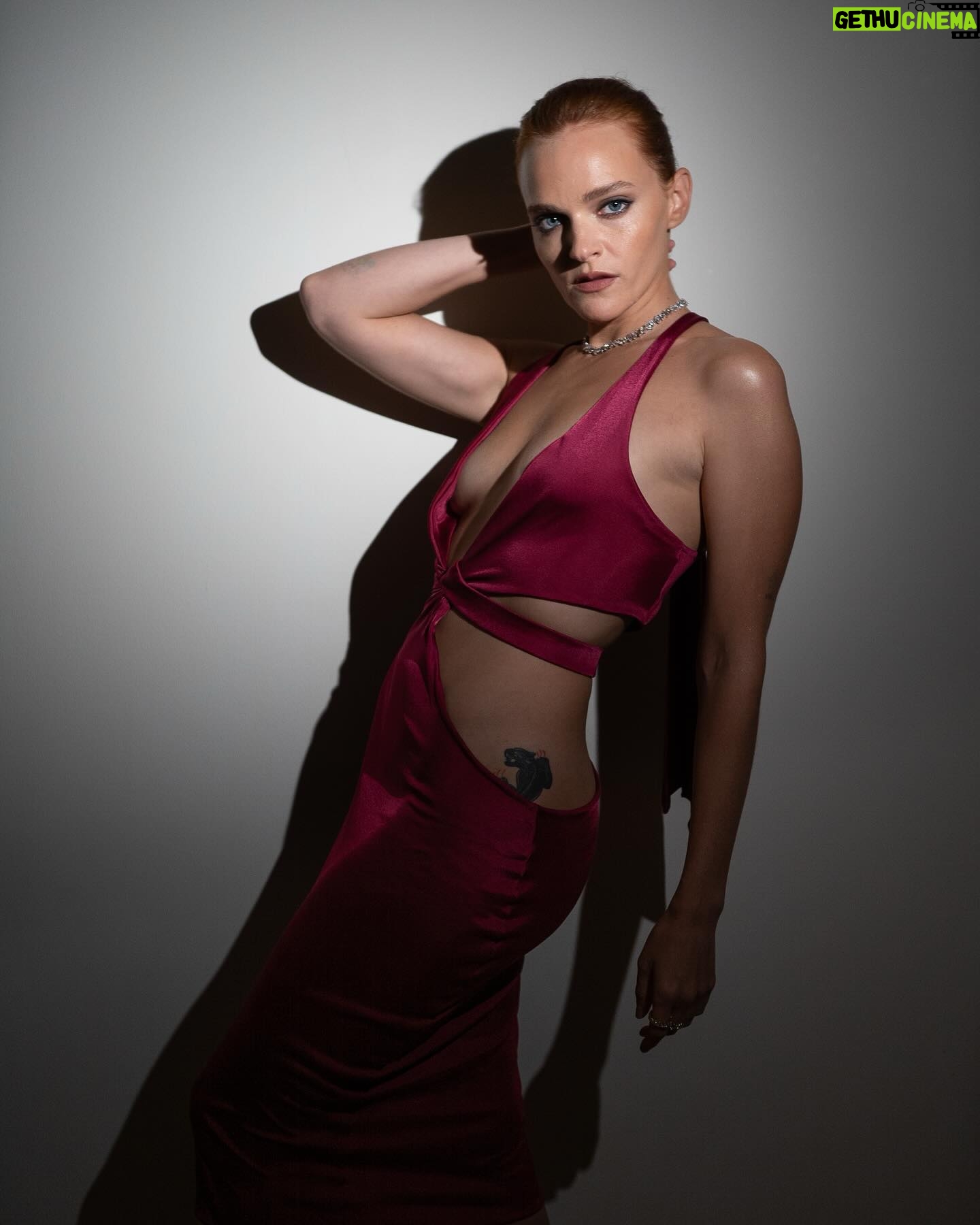 Madeline Brewer - 5.8K Likes - Vogue x Rabanne 🥀
hair: @carlosferraz_
makeup: @emmamakeupmiles
dress: 2004 Tom Ford for Gucci @nordicpoetry
styled: @sarahslutsky
jewels: @vraiofficial
bag: @rogervivier
shoes: @sebastianmilano_
photos: @deadbeatjack
#lfw