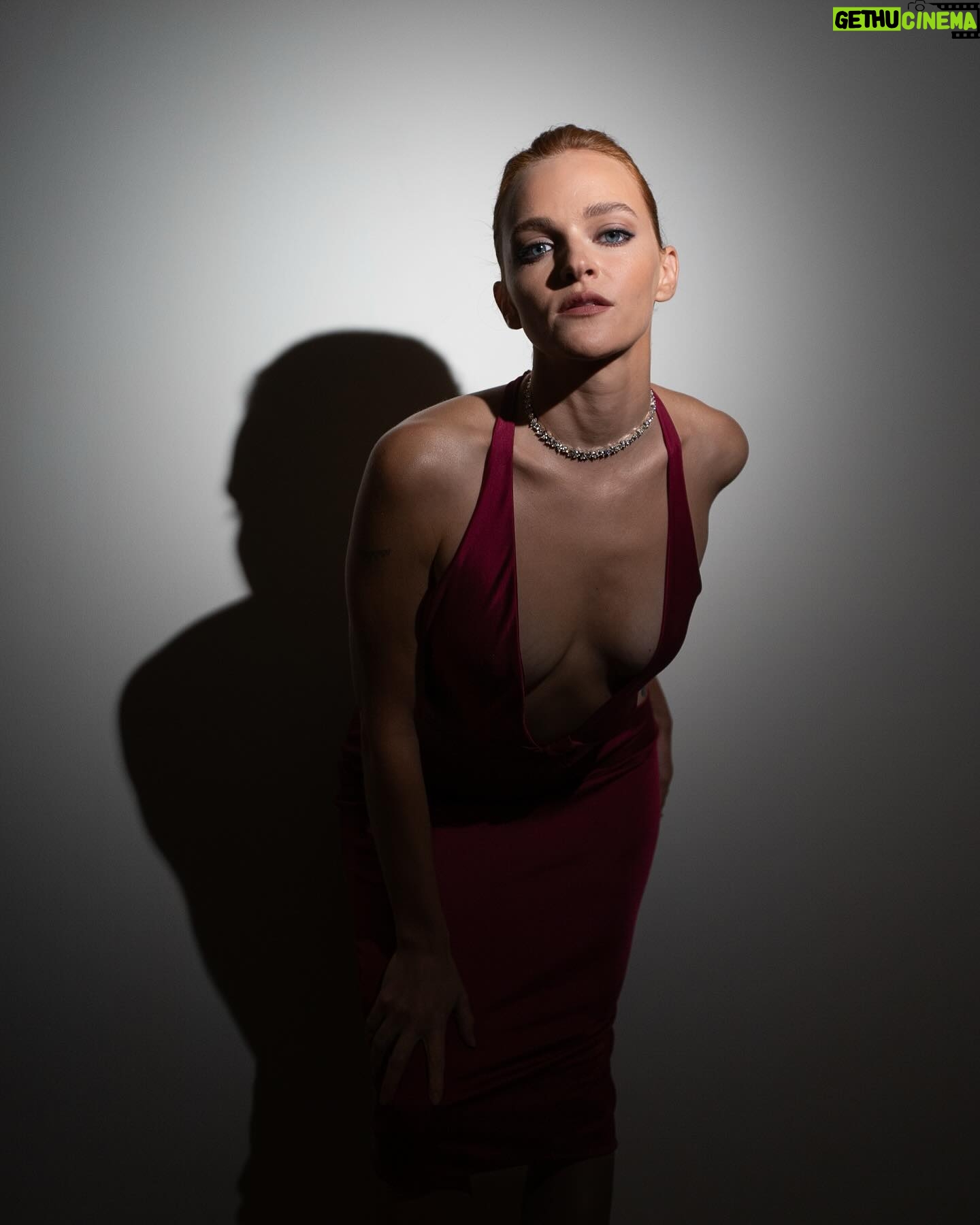 Madeline Brewer - 5.8K Likes - Vogue x Rabanne 🥀
hair: @carlosferraz_
makeup: @emmamakeupmiles
dress: 2004 Tom Ford for Gucci @nordicpoetry
styled: @sarahslutsky
jewels: @vraiofficial
bag: @rogervivier
shoes: @sebastianmilano_
photos: @deadbeatjack
#lfw