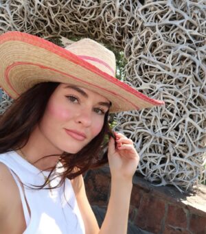Madeline Carroll Instagram - Honey I’m home 🏠 🤠 🤠🤠🤠 @jacksonhole @vintageinfatuation @jacksonholemobilehatbar