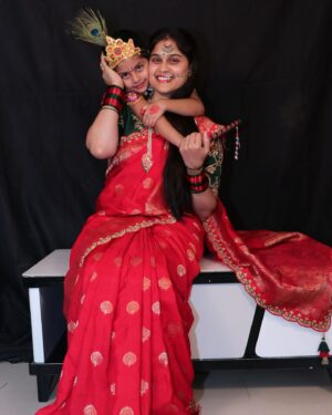 Madhu Reddy Instagram - Maa kirishna &gopikamma😘 @purvikaareddy 

#insta #instatravel #instastyle #feel #mother #happy #family #srikrishna #srikrishnajanmastami #srikrishnajewellers #festival #viral #viralreels #viralpost #reachpost #feed #thefeedfeed #kids #kidsactivities #trending #trendingnow #trendingsongs #trendingtopic #janmasthami #janmasthamispecial #instahome #treditional #treditionallook❤️ #treditionaljewellery #treditionalphotography