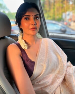 Madhuri Jain Instagram - Onam Ashamsakal 🤍✨

PC: @thatmadraskaran 
Saree : @tribanga_india