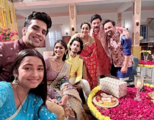 Madhusree Sharma Instagram - My Beautiful Mannsundar Family 💝

Keep watching Maansundar ❤️ Everyday at 8pm only on #dangaltv 

#photooftheday #onscreenfamily #love #explore #explorepage #madhusreesharma  #instagood