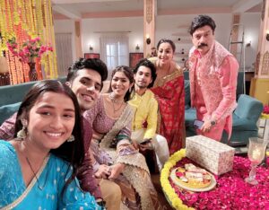 Madhusree Sharma Instagram - My Beautiful Mannsundar Family 💝

Keep watching Maansundar ❤️ Everyday at 8pm only on #dangaltv 

#photooftheday #onscreenfamily #love #explore #explorepage #madhusreesharma  #instagood