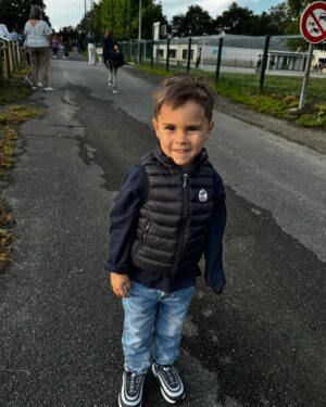 Maëva Martinez Instagram - Des parents qui meurent d’amour ✨ Premier jour d’école pour notre petit doudou qui devient grand 🥹 Oui oui, on est fière 🎊🫶🏼

#ecole #ecolematernelle #maternelle #parents #mumlife #dadlife #baby #babyboy #instamoment #goodmoments #instagood #instagram #photooftheday #picoftheday #lifestyle