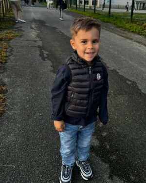 Maëva Martinez Instagram - Des parents qui meurent d’amour ✨ Premier jour d’école pour notre petit doudou qui devient grand 🥹 Oui oui, on est fière 🎊🫶🏼

#ecole #ecolematernelle #maternelle #parents #mumlife #dadlife #baby #babyboy #instamoment #goodmoments #instagood #instagram #photooftheday #picoftheday #lifestyle