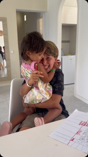 Mafalda Teixeira Instagram - A primeira viagem de avião das meninas e as nossas férias em família ❤️
#family #vacation #plane #travel #fun #celebratelife