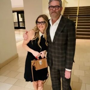 Maggie Lawson Instagram - Thank you @galaxyconsanjose for a very fun weekend ✨🥂🍍 and thank you @manuellamoreirainteriors for my new favorite bag. 🐾