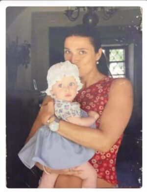 Mahulena Bočanová Instagram - Frnk…..Frnk…je to jako včera a ono je to 22.8.už přesně 23 let:)❤️Dost často jsi má lásko na zabití,ale nelituju ani malinko,nikdy,že se zrovna my dvě máme:)Řeknu Ti děvče moje,máš z prdele kliku,že zrovna já jsem tvoje maminka!🤣Miluju tě a budu Tě milovat a chránit do posledního dechu a i daleko dál.Díky za Tebe tam nahoru,než jsi se mi narodila,byla jsem občas trochu kráva,to už uplně přešlo:)Děláš mě lepší a silnou a já Ti to plnými hrstmi vracím.Jsme silná dvojka,bez tebe je mi DIVNO!Každý den se těším až usneš a já si dám v klidu kafe a jen co usneš už na Tebe čumim a čuchám si k Tobě (občas je to peklo🤣-puberta)a těším se ať už je ráno a uslyším “Dobré ráno mamušendo,….dobře”(nečekáš na otázku,už jsme sehraný🤣:)Krásné narozeniny holčičko moje a mejdan bude za 14dní!❤️Miluji Tě,tvoje máma❤️