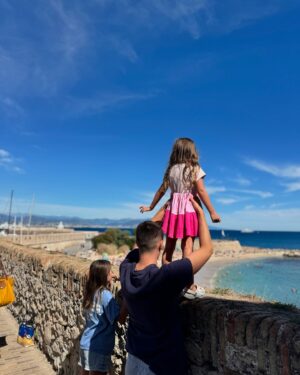 Maïka Desnoyers Instagram - Un après-midi à Antibes ♥️

À seulement 15min de train de Nice, cette ville à une architecture incroyable et un chemin qui borde la mer avec vue sur les alpes… c’est à couper le souffle 😮‍💨

#france #antibes #voyage #famille #familytrip